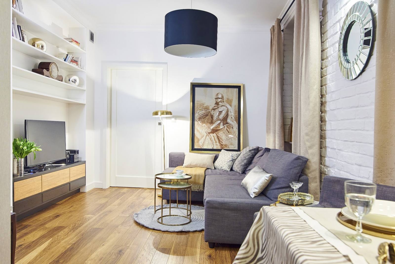 Salon z cegłą i bielą — HOLADOM